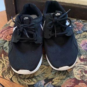 Nike sneaker black size 7